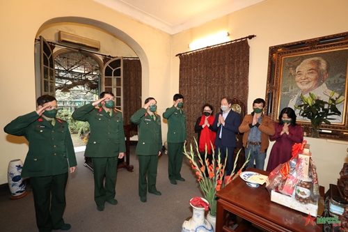 ​Thượng tướng Nguyễn Tân Cương chúc Tết gia đình các đồng chí nguyên lãnh đạo quân đội